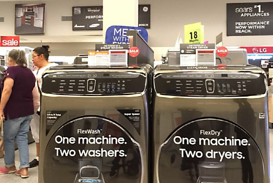 미국 로스앤젤레스 인근의 한 대형마트에 삼성전자와 LG전자의 세탁기들이 전시돼 있다.  /연합뉴스