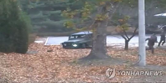 유엔군사령부가 공개한 CCTV에 담긴 북한병사 귀순 당시 모습./연합뉴스