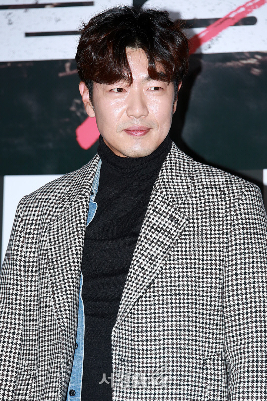 배우 이종혁이 22일 오후 서울 성동구 행당동 왕십리CGV에서 열린 영화 ‘실종2’ VIP시사회에 참석해 포토타임을 갖고 있다.