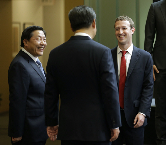 루웨이(왼쪽) 중국 중앙선전부 부부장과 마크 저커버그(오른쪽) 페이스북 최고경영자(CEO). /레드먼드=AP연합뉴스