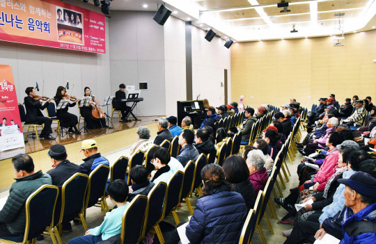홈플러스가 22일 인천 무의도 홈플러스 아카데미에서 무의도 주민 200여 명을 초청해 문화예술 공연을 선보이고 있다. /사진제공=홈플러스