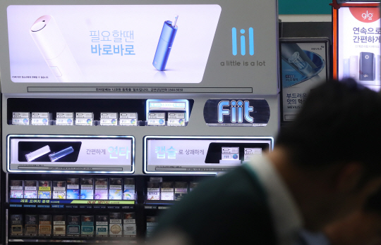 서울의 한 편의점에 KT&G의 궐련형 전자담배 ‘릴’의 판매를 알리는 입간판이 부착돼 있다. /연합뉴스