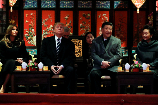 도널드 트럼프 미국 대통령 내외와 시진핑 중국 국가 주석 내외가 지난 8일 자금성에서 함께 경극을 관람하고 있다./베이징=로이터연합뉴스