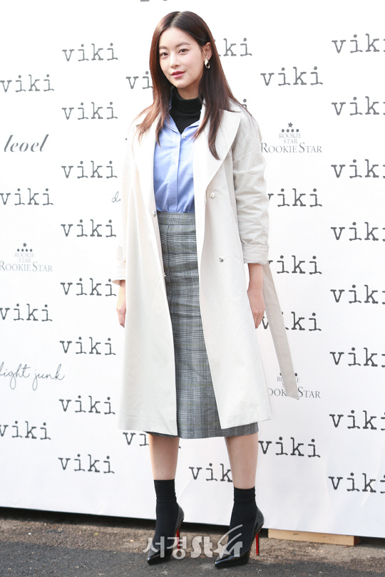 배우 오연서가 22일 오후 서울 광진구 한 스튜디오에서 열린 한 여성 영 캐주얼 브랜드 포토월 행사에 참석해 포토타임을 갖고 있다.