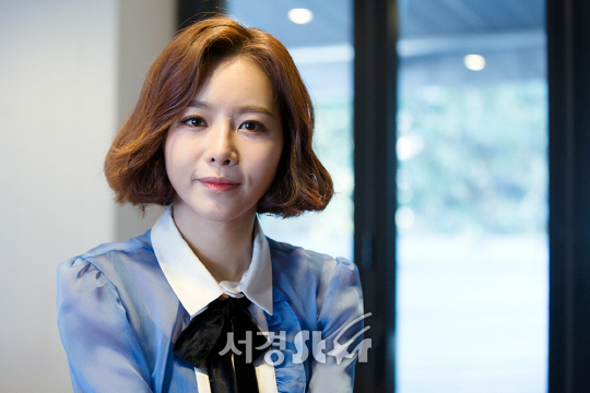뮤지컬 ‘안나 카레니나’에 출연하는 배우 이지혜가 최근 서울 광진구 한 카페에서 서경스타와의 인터뷰에 앞서 포토타임을 갖고 있다.