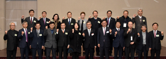 김재현(사진 앞줄 왼쪽 일곱 번째) 산림청장이 ‘산림자원을 활용한 산촌거점권역 육성 컨퍼런스’ 주요 참석자들과 기념촬영을 하고 있다. 사진제공=산림청