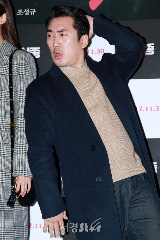 이상훈이 22일 오후 서울 성동구 행당동 왕십리CGV에서 열린 영화 ‘실종2’ VIP시사회에 참석해 포토타임을 갖고 있다.