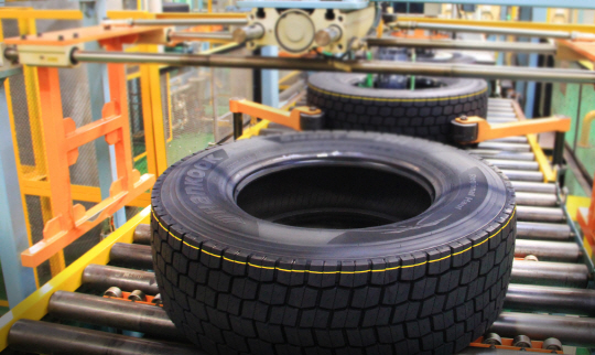 중국 충칭의 한국타이어 공장에서 트럭·버스용 타이어가 생산되고 있다. /사진제공=한국타이어