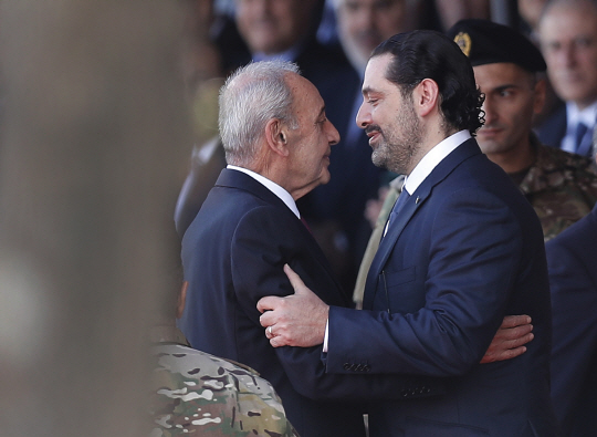 사드 하리리(오른쪽) 레바논 총리가 22일(현지시간) 레바논 수도 베이루트에서 열린 독립기념 축하 행사에서 미셀 아운 대통령과 인사를 나누고 있다. /베이루트=AP연합뉴스