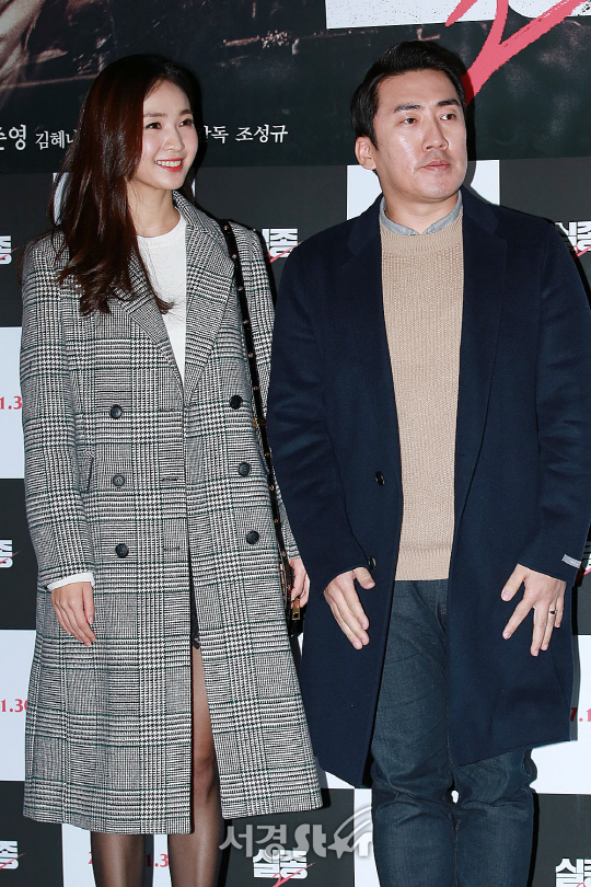 황인혜와 이상훈이 22일 오후 서울 성동구 행당동 왕십리CGV에서 열린 영화 ‘실종2’ VIP시사회에 참석해 포토타임을 갖고 있다.