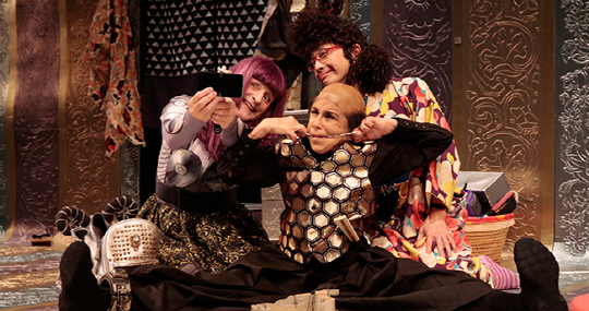연극 ‘밖으로 나왓!’에서 노다 히데키(뒷줄 오른쪽)가 엄마 ‘부’ 역할로 열연하고 있다. /사진제공=도쿄예술극장