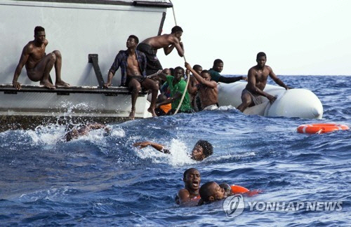 리비아 해안에서 구조되는 난민들/AP=연합뉴스