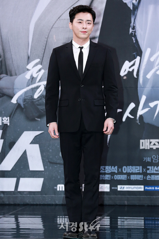 배우 조정석이 22일 오후 서울 마포구 MBC 상암 골든마우스홀에서 열린 MBC 새 월화드라마 ‘투깝스’ 제작발표회에 참석해 포토타임을 갖고 있다.