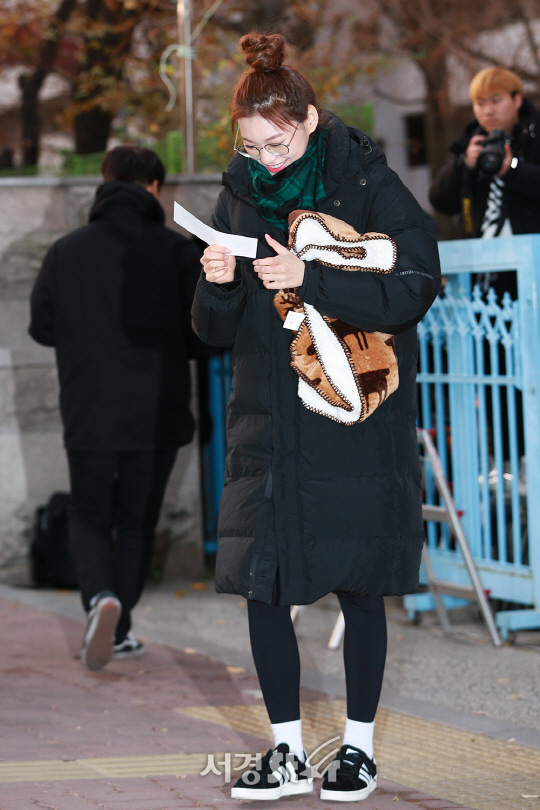 위키미키 김도연이 2018학년도 대학수학능력시험에 응시하기 위해 23일 오전 서울 영등포구 여의도여자고등학교 시험장으로 입장하고 있다.