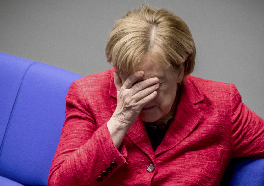 독일 연립정부 구성 협상에 실패한 앙겔라 메르켈 독일 총리가 21일(현지시간) 베를린의 연방의회(분데스타크) 전체회의에 참석 중 이마에 손을 얹은 채 심각한 표정을 하고 있다. /AP연합뉴스