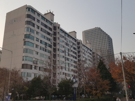 서울 영등포구 여의도동의 서울아파트 전경. 한강변 알짜단지로 꼽히는 이 아파트는 최고 층수 77층을 목표로 재건축을 추진할 계획이다. /사진=이완기기자