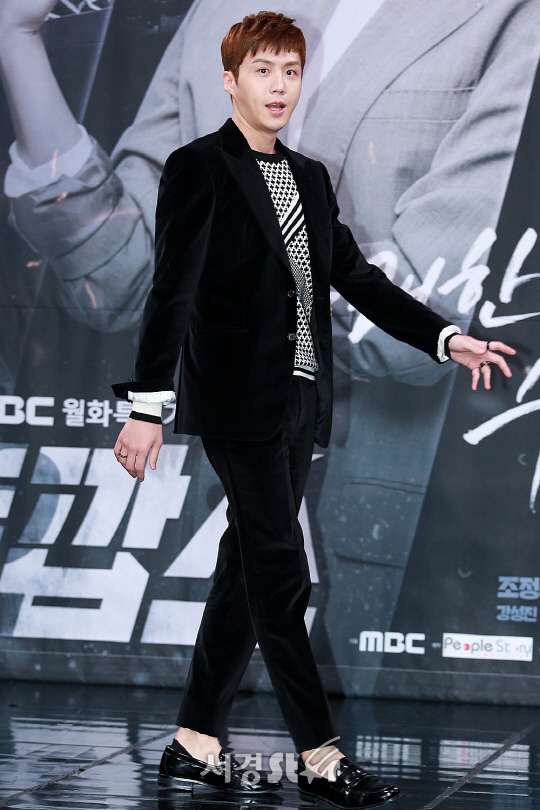 배우 김선호가 22일 오후 서울 마포구 MBC 상암 골든마우스홀에서 열린 MBC 새 월화드라마 ‘투깝스’ 제작발표회에 참석해 포토타임을 갖고 있다.