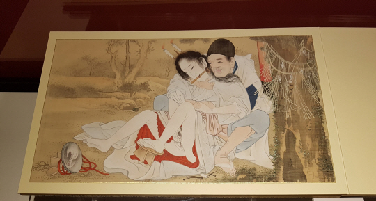 화정박물관에서 전시 중인 18세기 일본 화가 기타가와 후지마로의 ‘춘정제색’. /조상인기자