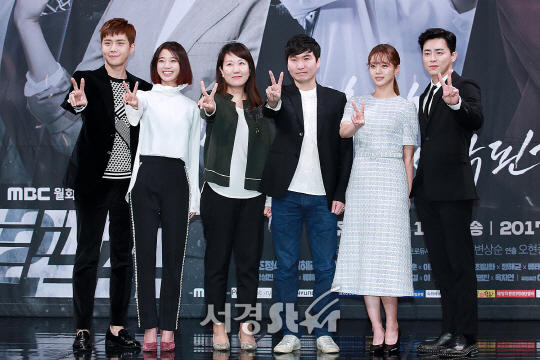 감독 및 배우들이 22일 오후 서울 마포구 MBC 상암 골든마우스홀에서 열린 MBC 새 월화드라마 ‘투깝스’ 제작발표회에 참석해 포토타임을 갖고 있다.