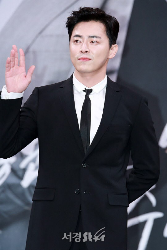 배우 조정석이 22일 오후 서울 마포구 MBC 상암 골든마우스홀에서 열린 MBC 새 월화드라마 ‘투깝스’ 제작발표회에 참석해 포토타임을 갖고 있다.