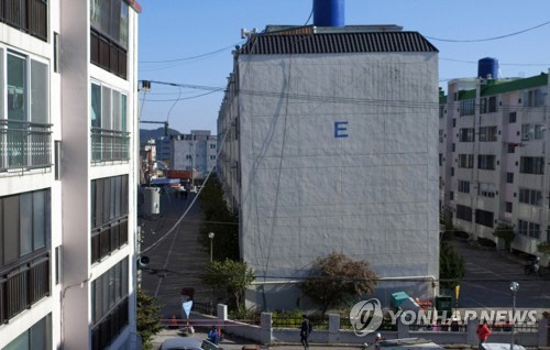 지진으로 ‘붕괴’ 우려...포항 대성아파트 E동 철거조치
