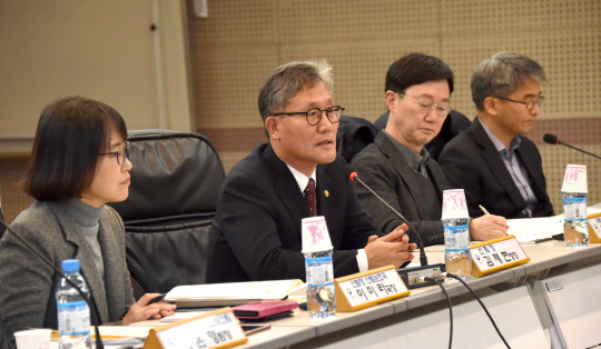 김재현(사진 왼쪽에서 두번째) 산림청장이 정부대전청사에서 ‘백두대간 정책간담회’를 주재하고 있다. 사진제공=산림청