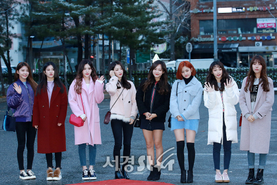 구구단 멤버들이 24일 오전 서울 영등포구 여의도동 KBS 신관 공개홀에서 진행된 KBS ‘뮤직뱅크’ 리허설에 참석하기위해 출근하고 있다.