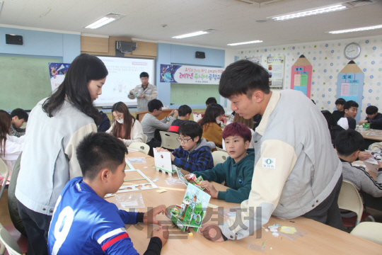 효성은 지난 13일부터 24일까지 창원초등학교, 안남초등학교 학생들을 대상으로 한 ‘주니어 공학교실’을 실시했다. 창원공장 직원들이 13일 창원초등학교에서 직접 강사로 나서 학생들이 변압기 원리를 이해하고 모형을 직접 제작할 수 있도록 돕고 있다. /사진제공=효성그룹