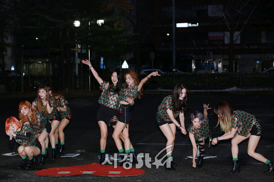GATE9 멤버들이 24일 오전 서울 영등포구 여의도동 KBS 신관 공개홀에서 진행된 KBS ‘뮤직뱅크’ 리허설에 참석하기위해 출근하고 있다.