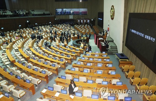 24일 오전 국회 본회의에서 이진성 헌법재판소장 후보자 임명동의안 표결이 열리고 있다./연합뉴스