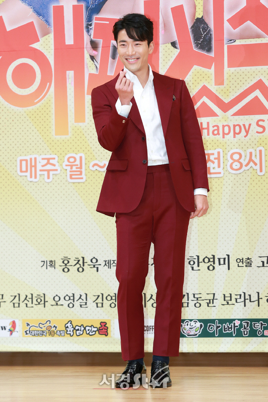 배우 강서준이 24일 오후 서울 양천구 목동 SBS에서 열린 SBS 새 아침연속극 ‘해피시스터즈’ 제작발표회에 참석해 포토타임을 갖고 있다.