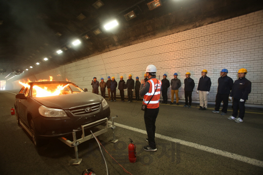 한국도로공사가 폐 터널에 방재종합시험장을 구축해 차량화재 진압훈련을 하고 있다.