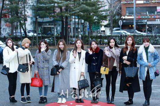 트와이스 멤버들이 24일 오전 서울 영등포구 여의도동 KBS 신관 공개홀에서 진행된 KBS ‘뮤직뱅크’ 리허설에 참석하기위해 출근하고 있다.