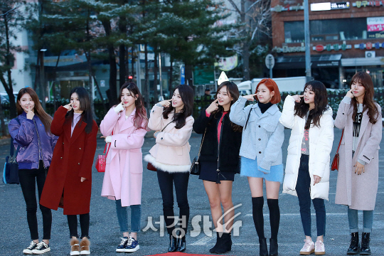 구구단 멤버들이 24일 오전 서울 영등포구 여의도동 KBS 신관 공개홀에서 진행된 KBS ‘뮤직뱅크’ 리허설에 참석하기위해 출근하고 있다.