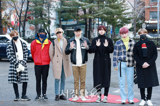 몬스타엑스 멤버들이 24일 오전 서울 영등포구 여의도동 KBS 신관 공개홀에서 진행된 KBS ‘뮤직뱅크’ 리허설에 참석하기위해 출근하고 있다.