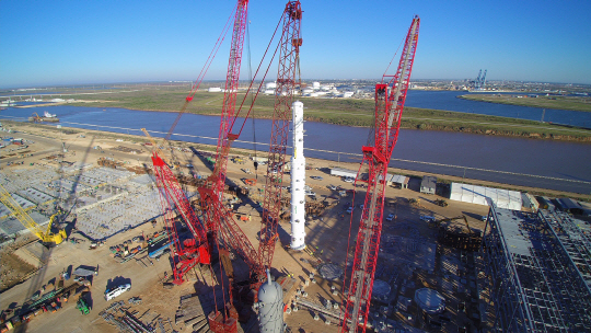 미국 텍사스주 프리포트에서 액화천연가스(LNG)터미널 건설 공사가 한창 진행되고 있다.