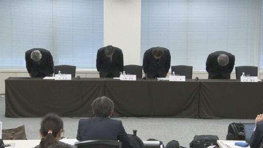 아키라 타케우치 미쓰비시머티리얼 사장이 24일 일본 도쿄에서 열린 기자회견에서 품질 조작 사태에 대해 사과하고 있다. /NHK 캡처