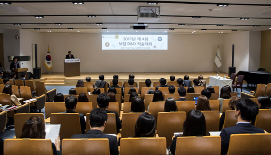 보령제약의 연구개발인력들이 지난 23일 본사 학술대회에서 를 진행했다.