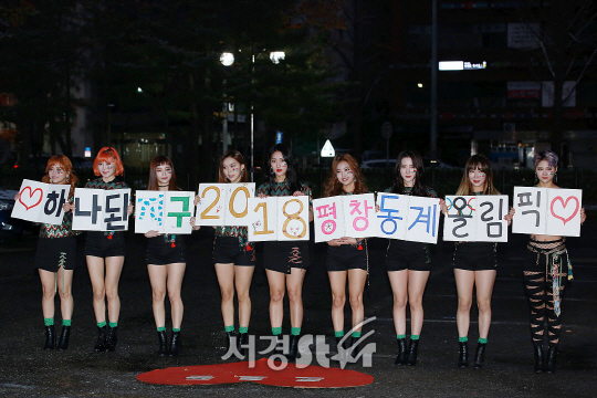 GATE9 멤버들이 24일 오전 서울 영등포구 여의도동 KBS 신관 공개홀에서 진행된 KBS ‘뮤직뱅크’ 리허설에 참석하기위해 출근하고 있다.