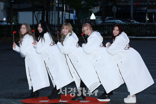 블라블라가 24일 오전 서울 영등포구 여의도동 KBS 신관 공개홀에서 진행된 KBS ‘뮤직뱅크’ 리허설에 참석하기위해 출근하고 있다.