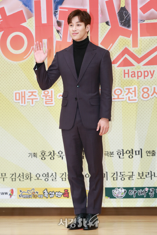 배우 이시강이 24일 오후 서울 양천구 목동 SBS에서 열린 SBS 새 아침연속극 ‘해피시스터즈’ 제작발표회에 참석해 포토타임을 갖고 있다.