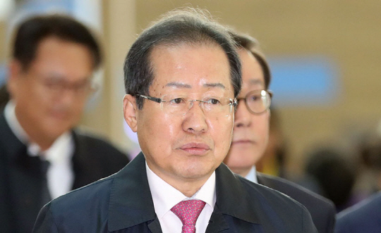 홍준표 한국당 대표는 검찰이 진행하고 있는 국정원 특활비 수사에 불응하고 특활비 수사를 위한 특검 도입이 필요하다고 전했다./연합뉴스