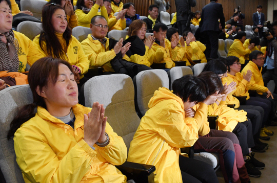 24일 서울 여의도 국회 본회의에서 박주민 더불어민주당 의원이 발의한 ‘사회적 참사의 진상규명 및 안전사회 건설 등을 위한 특별법안’이 통과되자 4·16세월호참사가족협의회와 가습기살균제 피해가족 등이 감격에 겨워 서로 얼싸 안고 눈물을 흘리고 있다./권욱기자