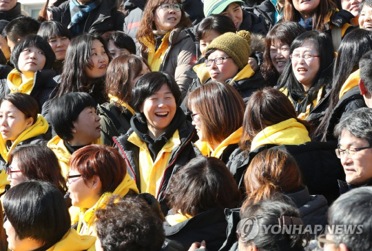 오랜만에 지어보는 미소. 세월호 사고와 가습기 살균제 사건에 대한 특별조사위원회 구성이 핵심인 ‘사회적 참사법’이 국회 본회의를 통과했다./연합뉴스