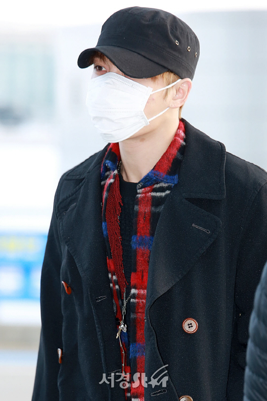 가수 겸 배우 김재중이 24일 오후 인천 중구 운서동 인천국제공항을 통해 방콕 팬미팅 참석차 태국으로 출국하고 있다.