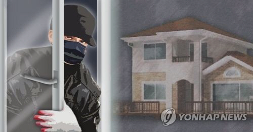 남장을 하고 절도 행각을 벌인 이모(27·여)씨가 경찰에 붙잡혔다./연합뉴스