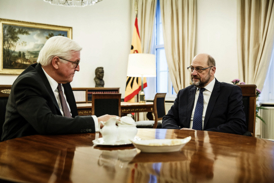 프랑크-발터 슈타인마이어(왼쪽)독일 대통령과 대화하는 마르틴 슐츠 사민당 대표. /AP연합뉴스