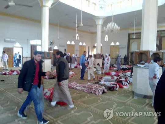 이집트 이슬람사원 테러 사망자 300명 넘어서…“테러범 IS깃발 소지”