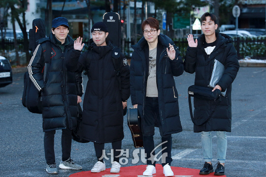 이선정밴드 멤버들이 24일 오전 서울 영등포구 여의도동 KBS 신관 공개홀에서 진행된 KBS ‘뮤직뱅크’ 리허설에 참석하기위해 출근하고 있다.