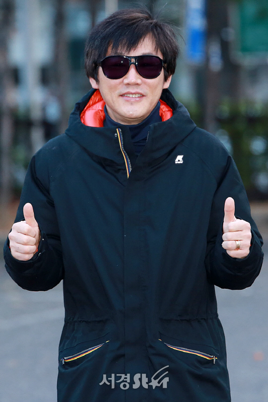 가수 김태형이 24일 오전 서울 영등포구 여의도동 KBS 신관 공개홀에서 진행된 KBS ‘뮤직뱅크’ 리허설에 참석하기위해 출근하고 있다.